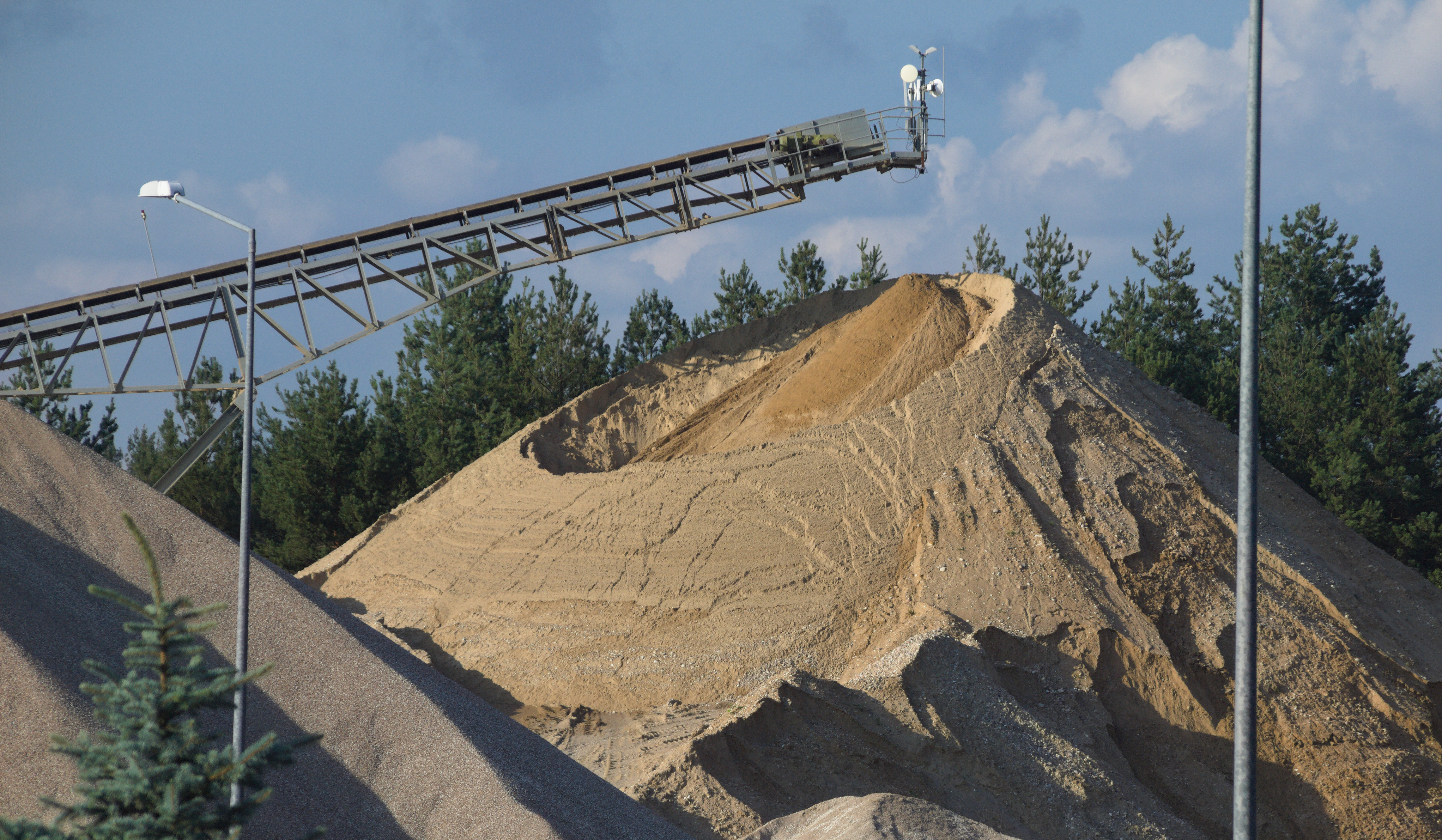 Góra piasku i taśmociąg