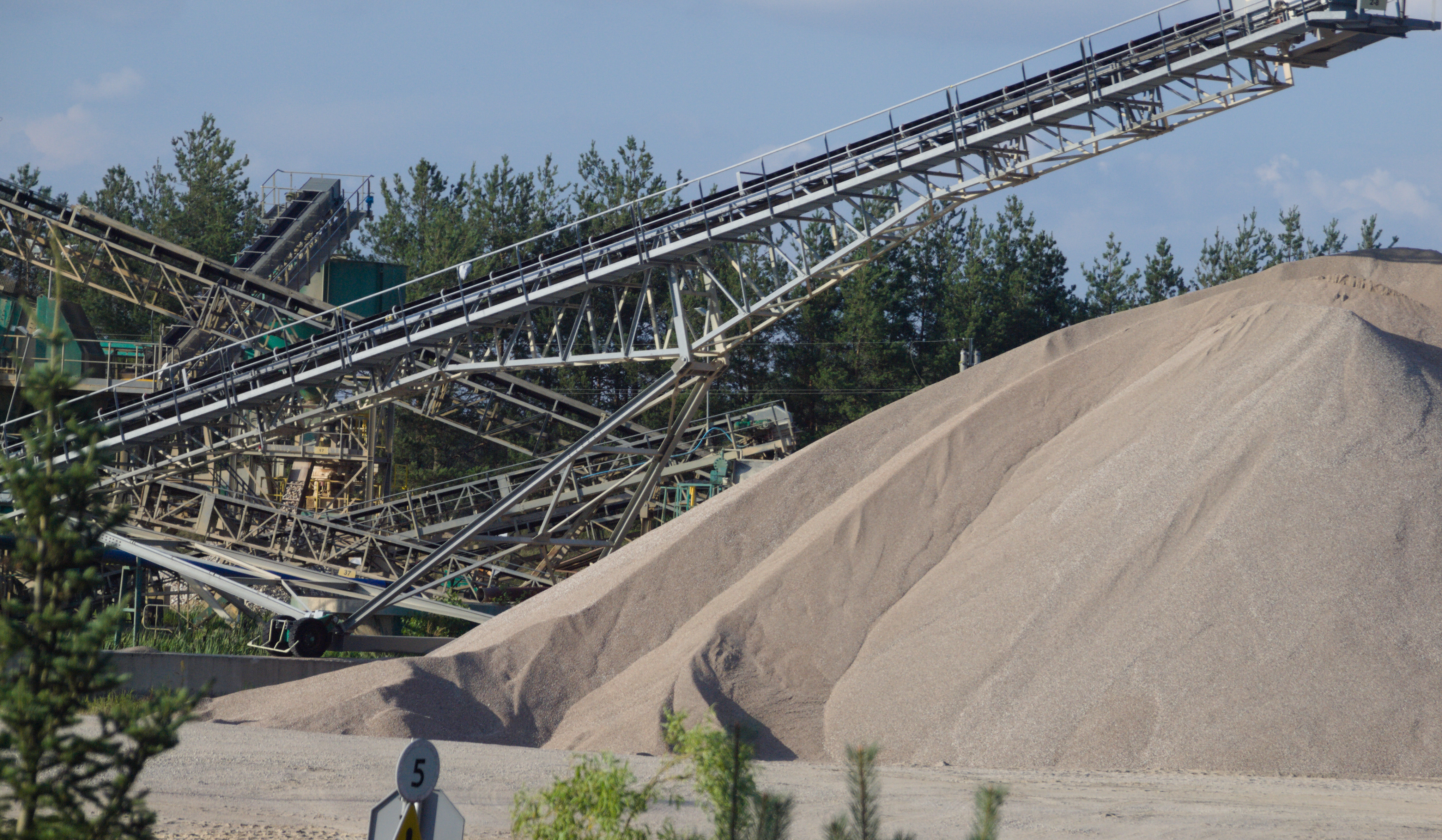 Góra piasku i taśmociąg